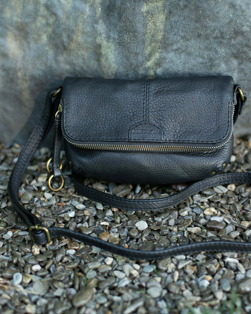 Ithaca Crossbody - black lifestyle